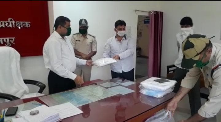 Social work: व्यापारी ने कोरोना योद्धाओं के लिए दिया 15 पीपीई किट्स, पुलीस विभाग ने जताया आभार