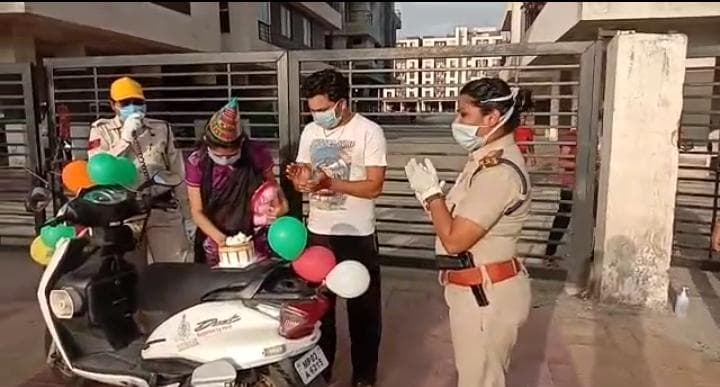 पुलिस ने एक व्हाट्सएप मैसेज पर एक शख्स की पत्नी को किया सरप्राइज