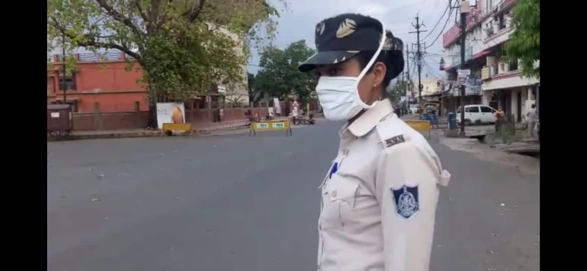Lockdown3: शादी आगे बढ़ा ड्यूटी निभा रही आरक्षक, अधिकारियों ने जज्बे को सराहा