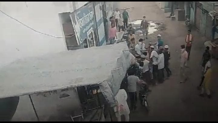 Viral Video: पुलिसकर्मी पर हमले का सीसीटीवी से खुलासा, 2 आरोपियों पर NSA की कार्यवाही