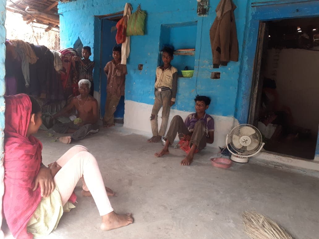 कोरोना से अनजान हैं आदिवासी, जागरूकता की जगह अधिकारी कर रहे कार्यवाही की बात