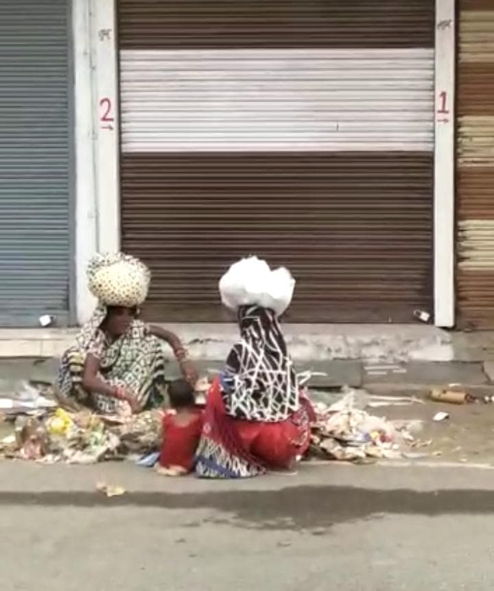 कचरे में खाना तलाश करते कैमरे में कैद हुई महिला की तस्वीर, मानवता शर्मसार