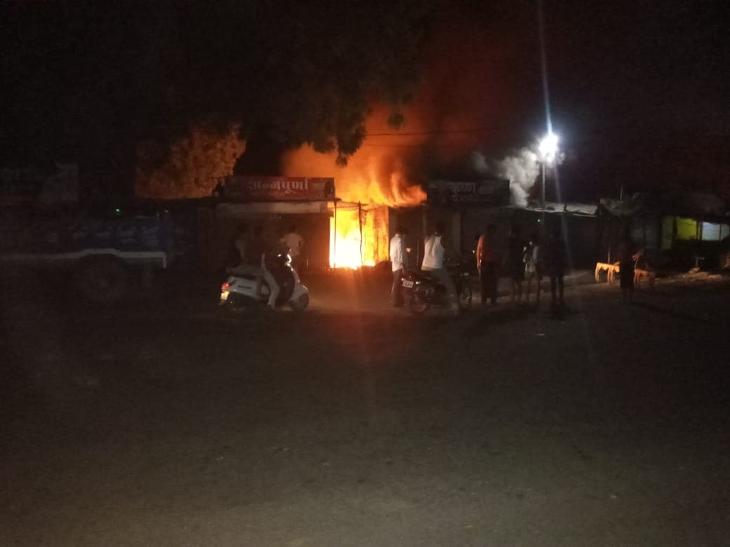 Khandwa: ऑटो पार्ट्स की दुकान में लगी आग, लाखों का सामान जलकर खाक