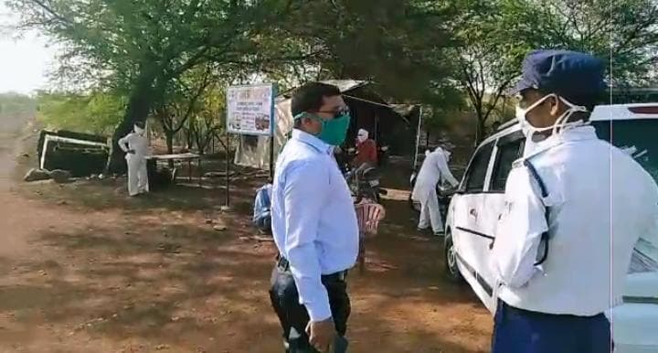 नायब तहसीलदार ने दिखाया रौब, जिले में प्रवेश को लेकर चेकिंग पुलिस पर बनाया दबाव