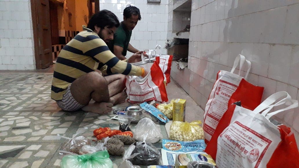 महामारी में बांके बिहारी भक्त मण्डल ने गरीबों को वितरित की दाह संस्कार की सामग्री