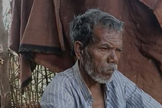 मानवता शर्मसार: चार बेटों के रहते बुजुर्ग पिता खा रहा दर-दर की ठोकरें
