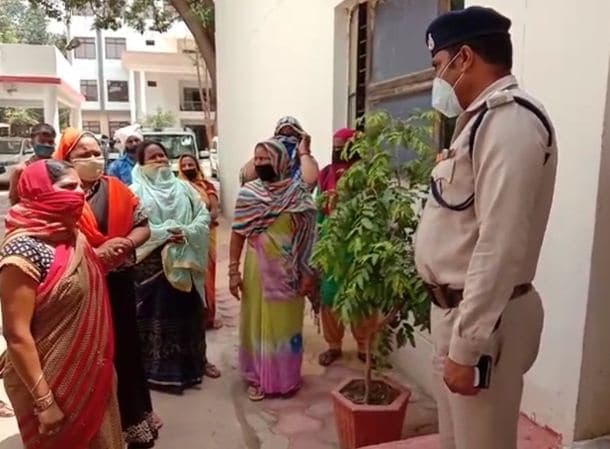 ‘पुलिस से बचा लो साहब’, सब्जी विक्रेता महलाओं ने एसपी से लगाई गुहार
