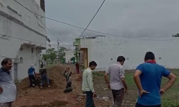 Sehore: जिम्मेदारों ने नहीं दिया ध्यान तो रहवासियों ने खुद ही बना डाली सड़क