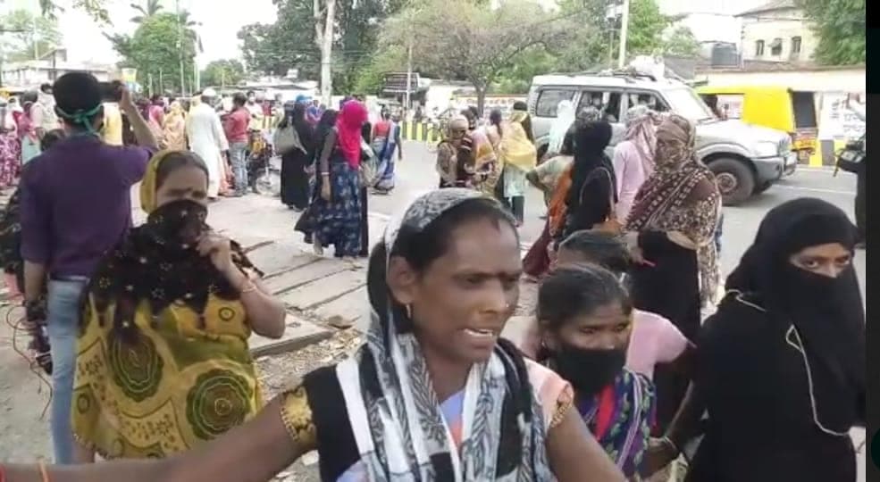 पूर्व मंत्री द्वारा रूपये बांटने की अफवाह के बाद महिलाओं की भीड़ उमड़ी,पुलिस को करना पड़ा बलप्रयोग