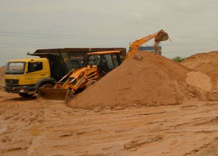 Illegal Mining: रेत माफियाओं पर बड़ी कार्रवाई, 15 ट्रक-डंपर जब्त