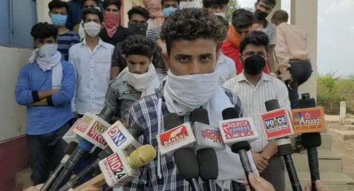 छात्रों ने की जनरल प्रमोशन की मांग, ज्ञापन में मुख्यमंत्री से भेदभाव का लगाया आरोप