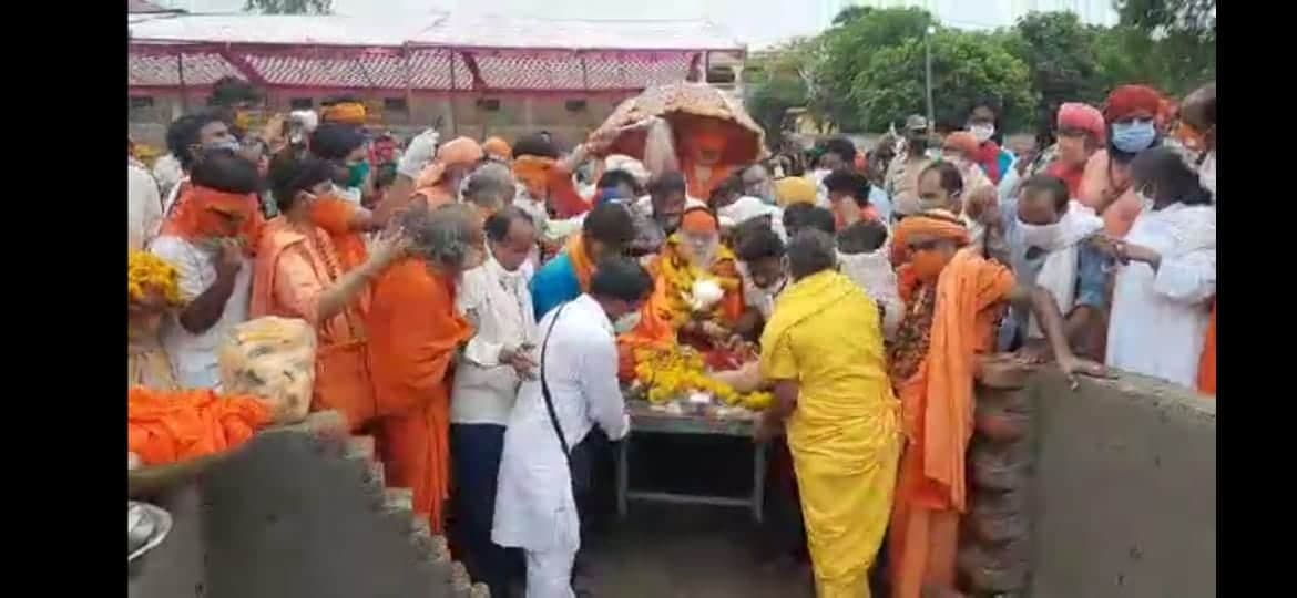 महामंडलेश्वर स्वामी प्रज्ञानंद को कटंगी में दी गई समाधि