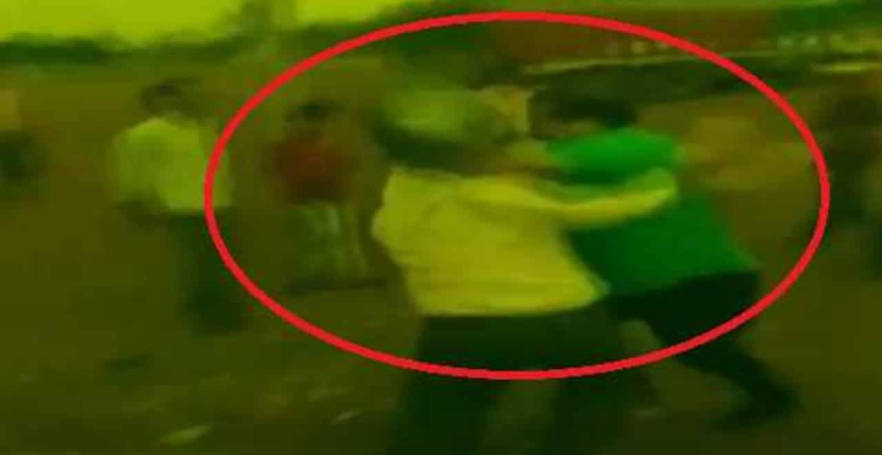 पटवारी ने सरेआम की रेवेन्यू इंस्पेक्टर की पिटाई, वीडियो वायरल