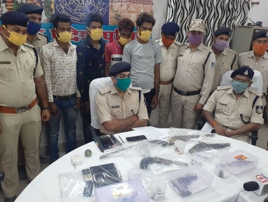 अवैध हथियारों की खेप के साथ तस्करी गिरोह गिरफ्तार