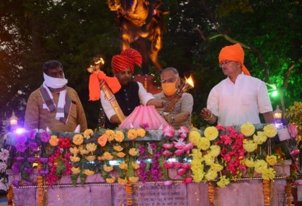 झांसी दुर्ग से ग्वालियर पहुंची शहीद ज्योति, रानी की समाधि पर स्थापित, दीपदान भी हुआ