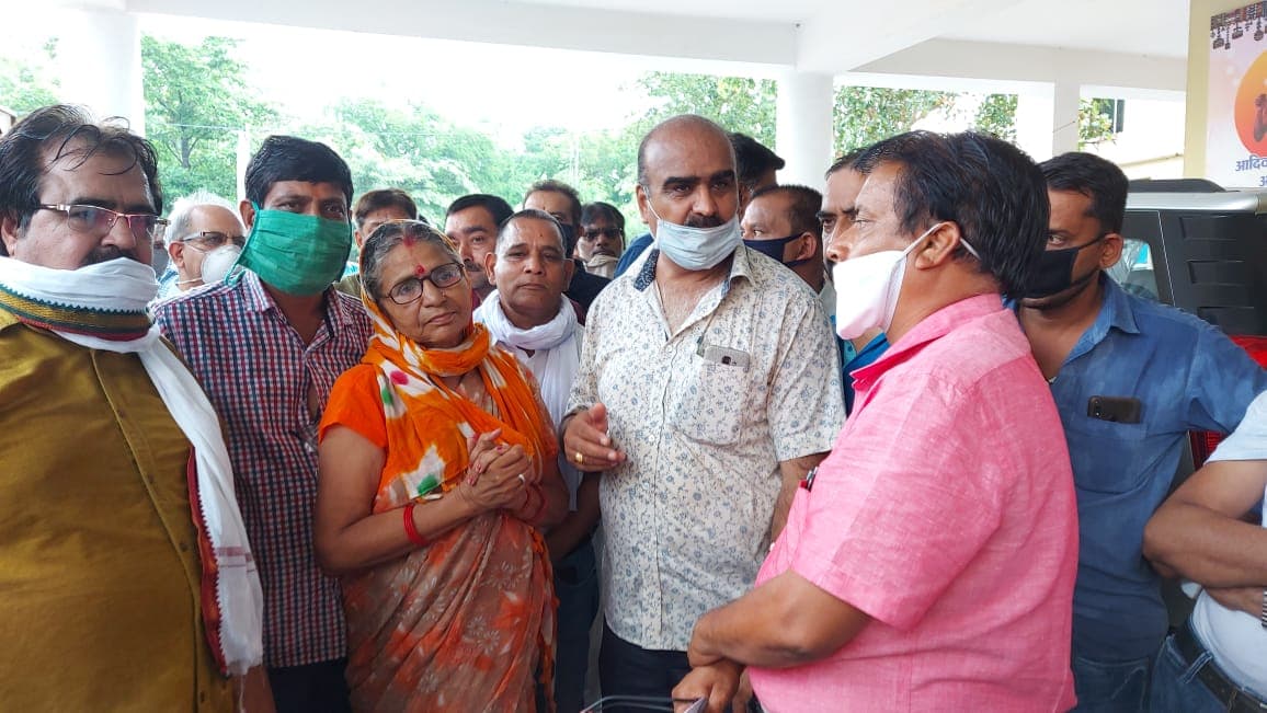 परिवहन विभाग की विसंगत टैक्स नीति के खिलाफ बस ऑपरेटर्स ने सौंपा ज्ञापन