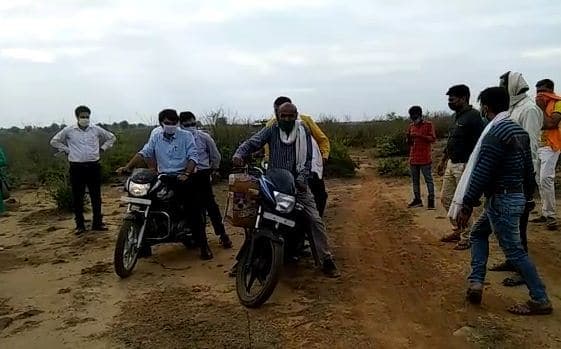 VIDEO: बाइक पर सवार होकर पहुंचे कलेक्टर साहब, लोग हुए हैरान