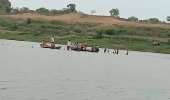 नहाने गए चार बच्चे नदी में डूबे, रात में रुका रेस्क्यू, सुबह फिर होगी तलाश