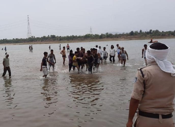 गंगा दशहरा पर बड़ा हादसा, नर्मदा में एक ही परिवार के पांच लोग डूबे