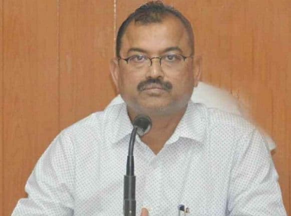 रेप के आरोप के बाद IAS अधिकारी जनक पाठक सस्पेंड