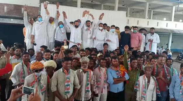 उपचुनाव से पहले भाजपा को बड़ा झटका, सैंकड़ों कार्यकर्ता कांग्रेस में शामिल