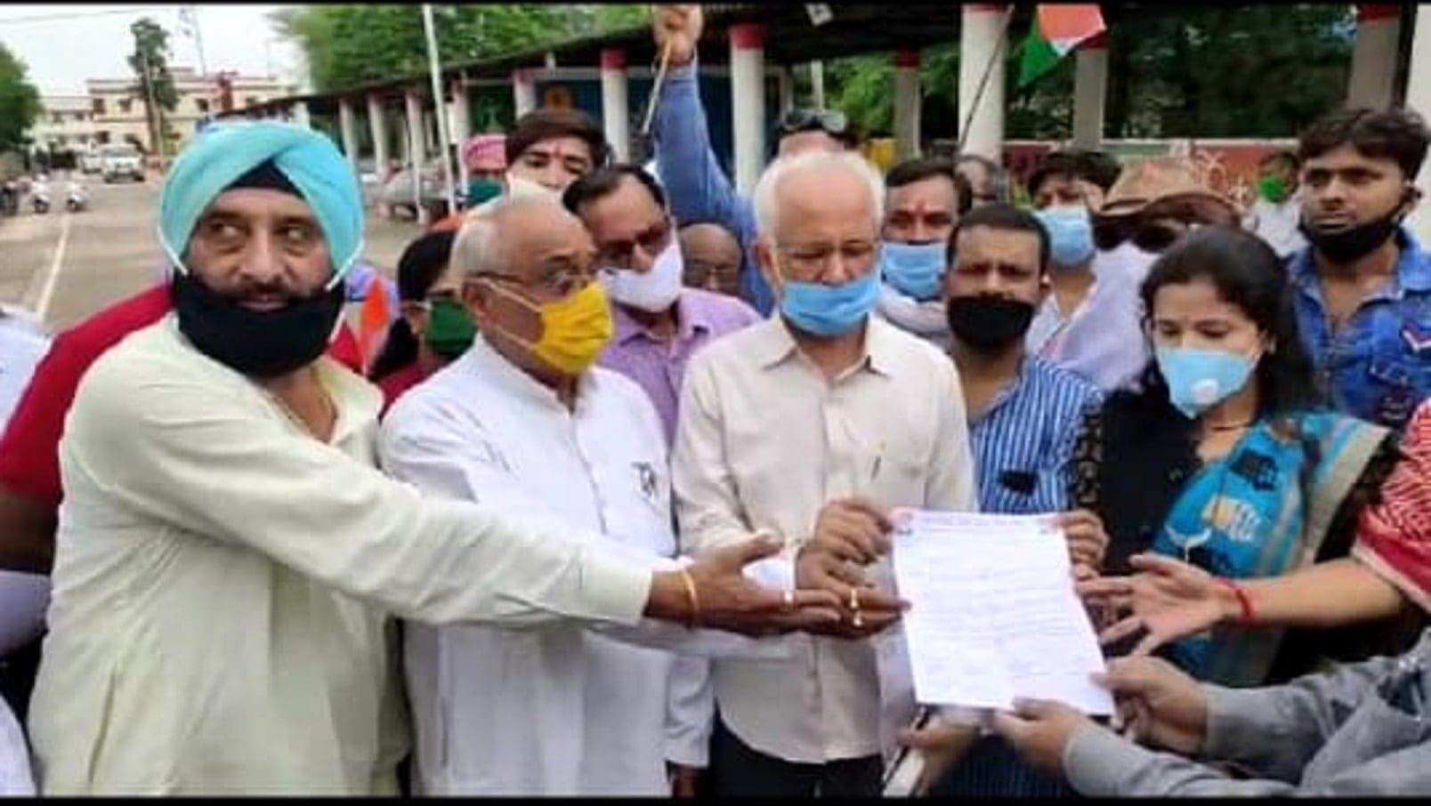 सतना में कांग्रेस ने सरकार के खिलाफ किया प्रदर्शन, जिला प्रशासन को ज्ञापन सौंपा