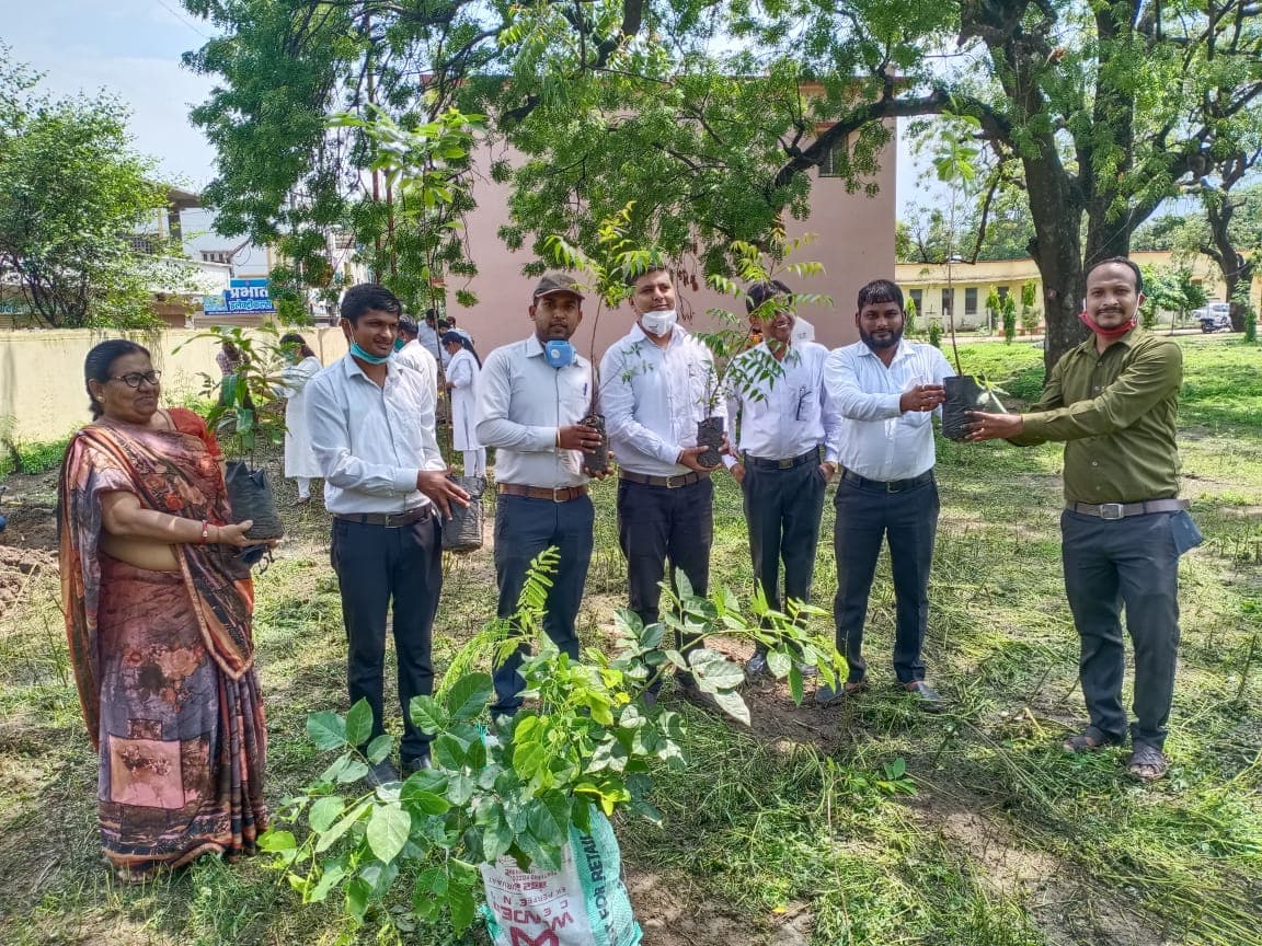 न्याय दिवस के अवसर पर न्यायालय परिसर में वृक्षारोपण कार्यक्रम आयोजित
