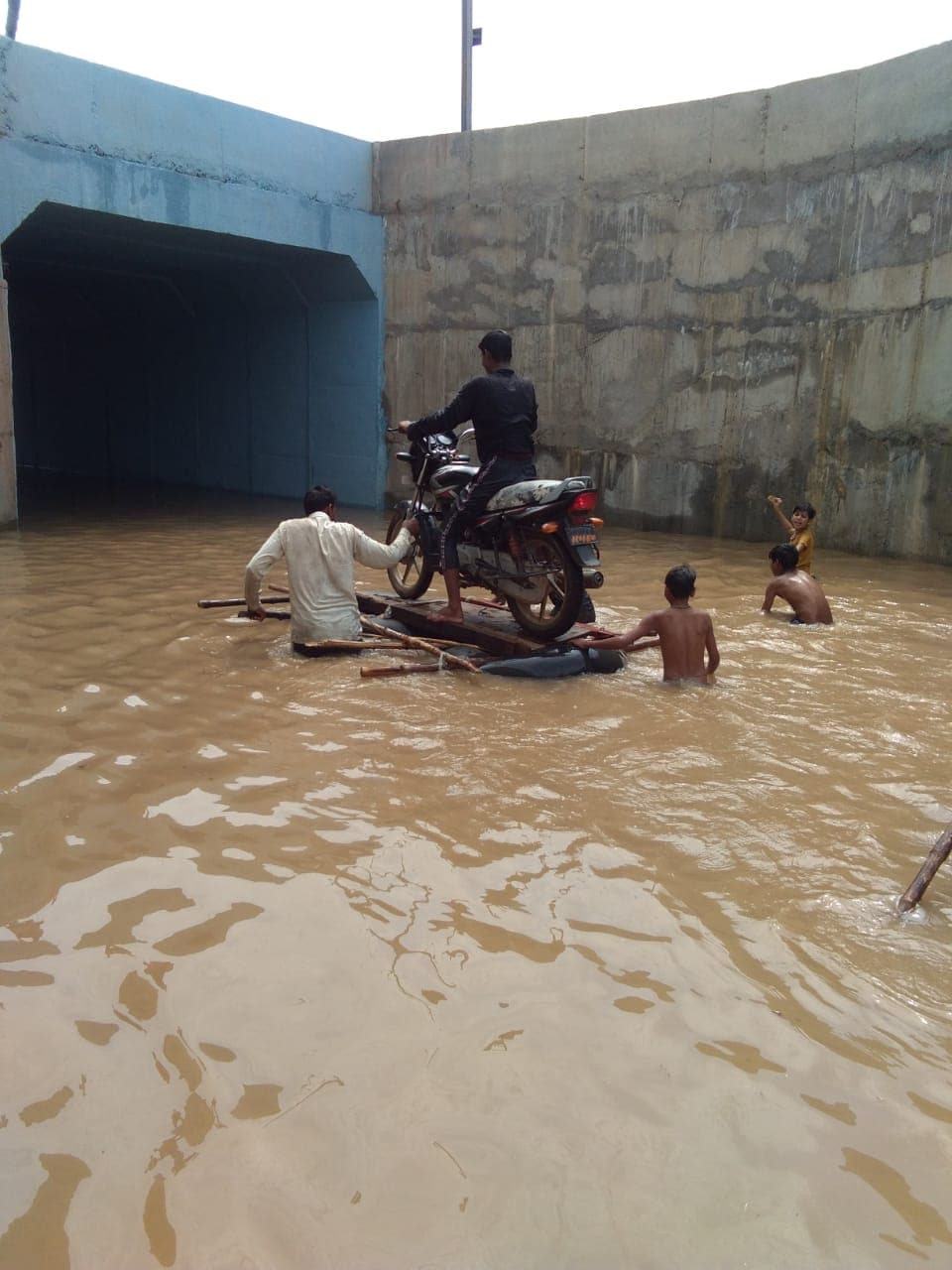 अंडर ब्रिज में पानी भरने से आधा दर्जन गांव मुसीबत में,आवागमन बाधित