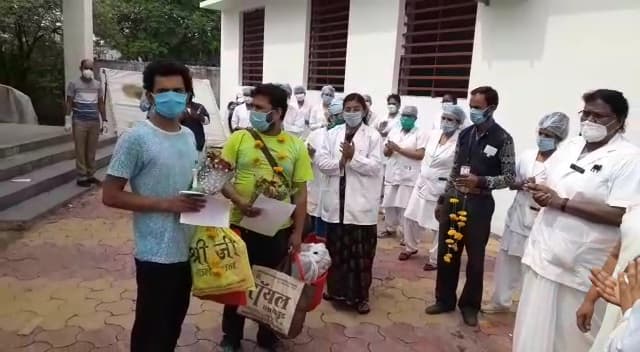 कोरोना को हराकर घर लौटे मरीज, डॉक्टरों ने फूल देकर किया विदा