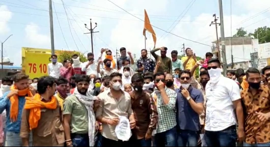आर्थिक आधार पर आरक्षण की मांग को लेकर सड़क पर उतरी करणी सेना,विरोध प्रदर्शन किया