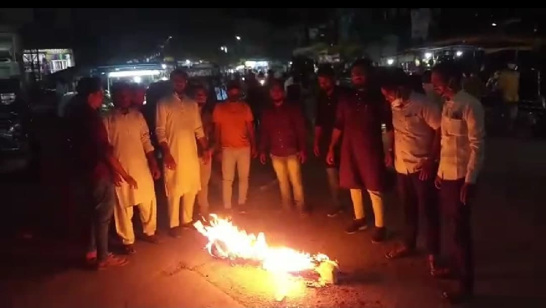 NSUI ने जलाया सुमित्रा कासडेकर का पुतला,बीजेपी में जाने पर जताया विरोध