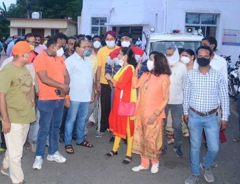 MP: भाजपा नेत्री के साथ घर में घुसकर मारपीट, अभद्रता, कार्यकर्ताओं ने घेरा थाना