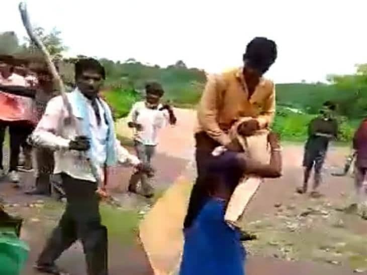 ग्रामीणों का तुगलकी फरमान, पत्नी के कंधे पर पति को बैठाकर निकाला जुलूस, मामला दर्ज