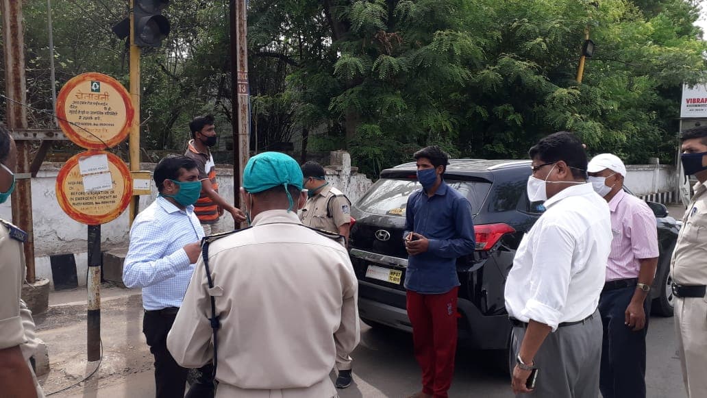 बिना मास्क के पकड़े गए शाहरुख खान,तीन दिन के लिये बनाया कोरोना वॉलेन्टियर