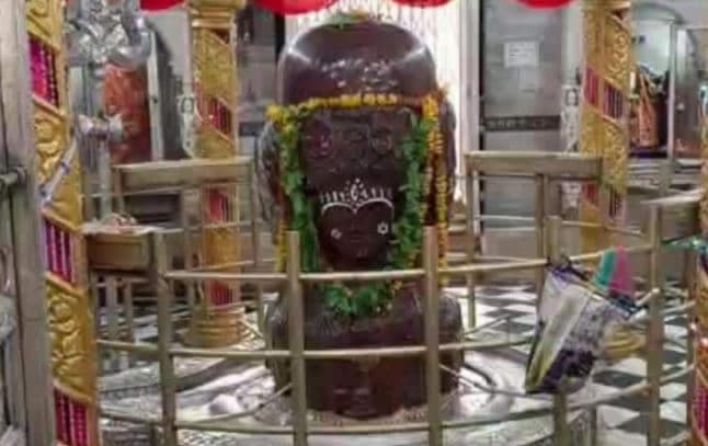 सुरक्षा के साथ दर्शन करने पहुंच रहे श्रद्धालु, सोशल डिस्टेंसिंग का कड़ाई से पालन