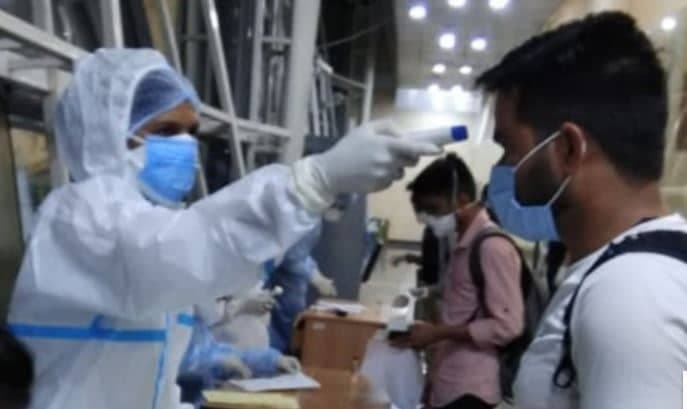 Indore: जिले में बिगड़ रहे हालात, 51 फिर कोरोना पॉजिटिव, यूक्रेन से 101 यात्री पहुंचे