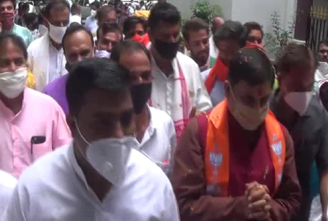 राजगढ़ में उच्च शिक्षा मंत्री के कार्यक्रम में जमकर उड़ाई गई सोशल डिस्टेंसिंग की धज्जियां