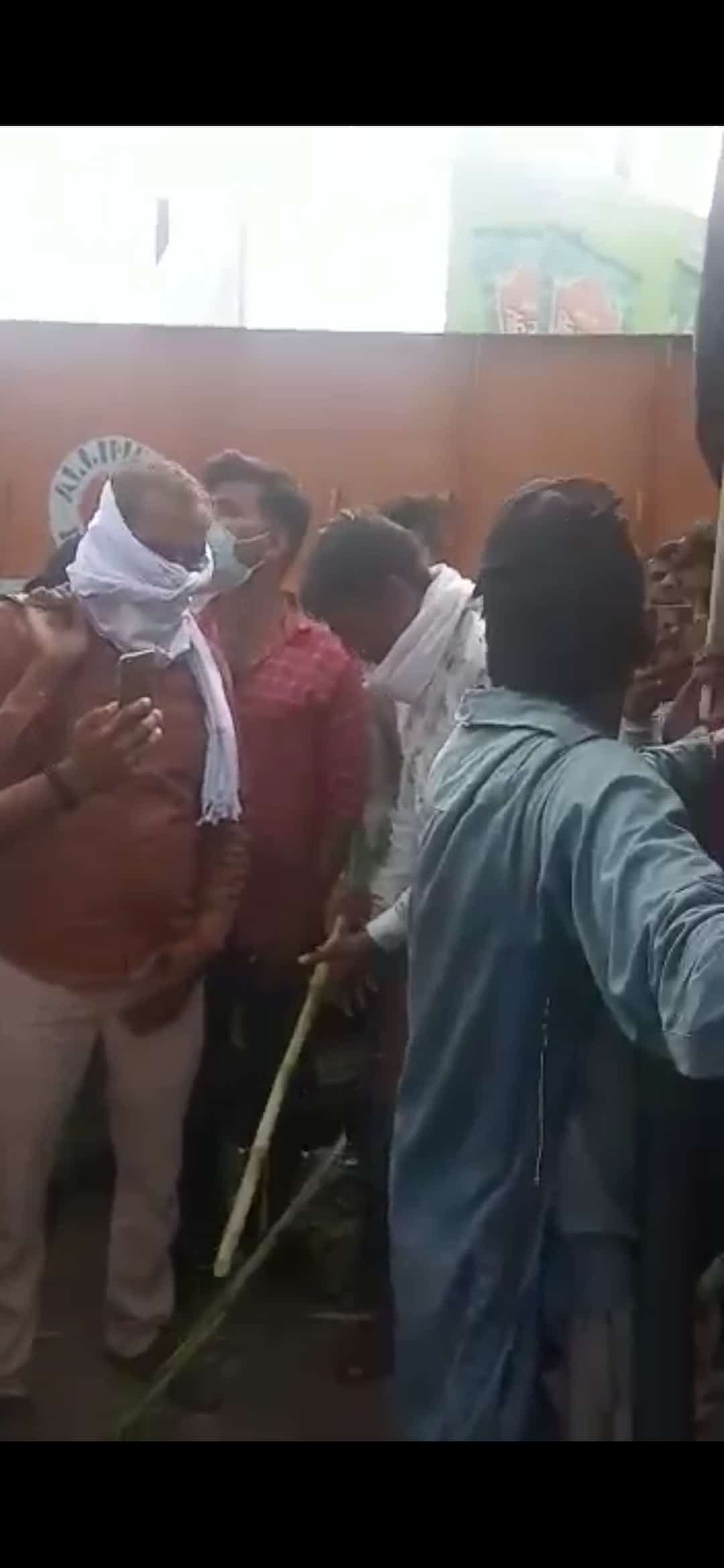 रतलाम के जवारा में किसानों ने चोरी के शक में युवक को गाड़ी पर बांधकर पीटा, वीडियो हुआ वायरल