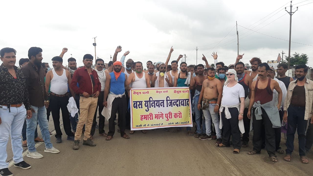 अपनी मांग को लेकर बस मालिकों का अर्धनग्न प्रदर्शन, 108 दिनों से बंद है बस सेवा