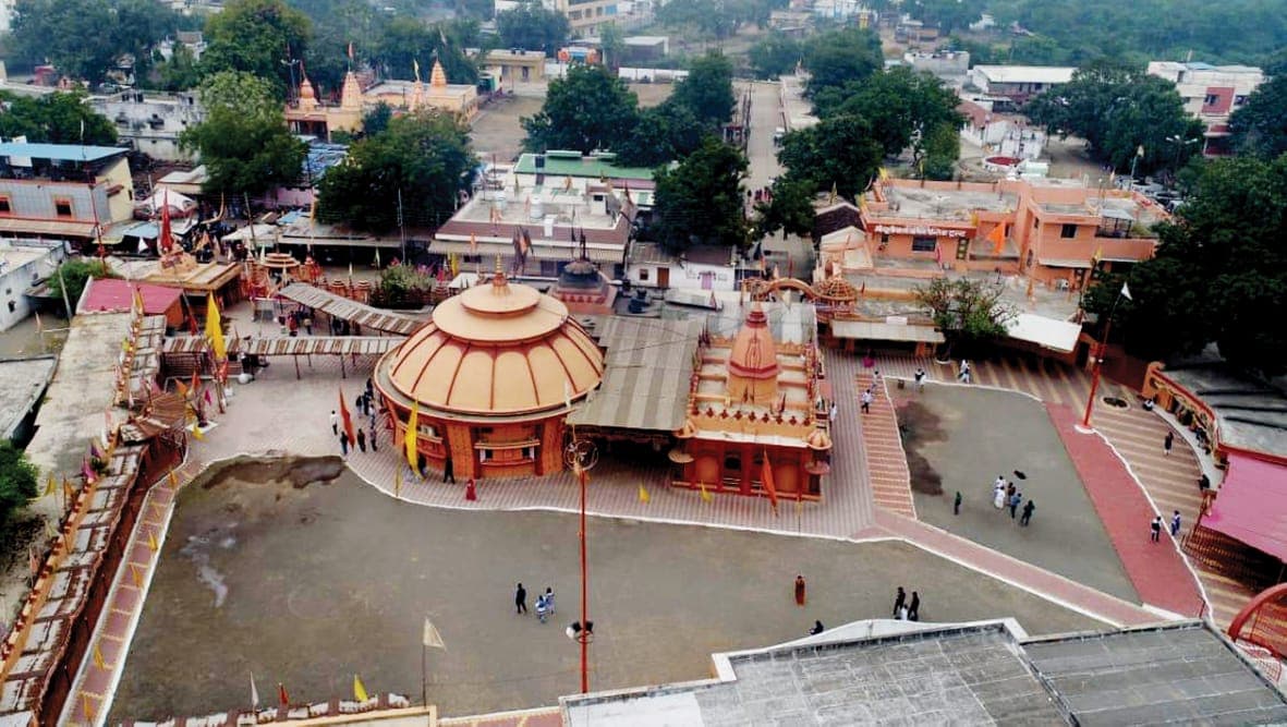 शासन के नियमों के साथ आज से भक्तों कर सकेंगे “दादाजी धाम” के दर्शन