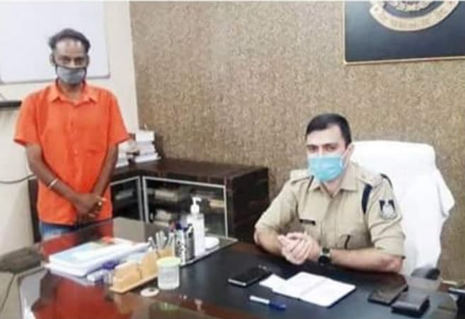 एसपी सुजानिया की दरियादिली, युवक को पिता के उपचार के लिए दिए 15 हजार रुपए