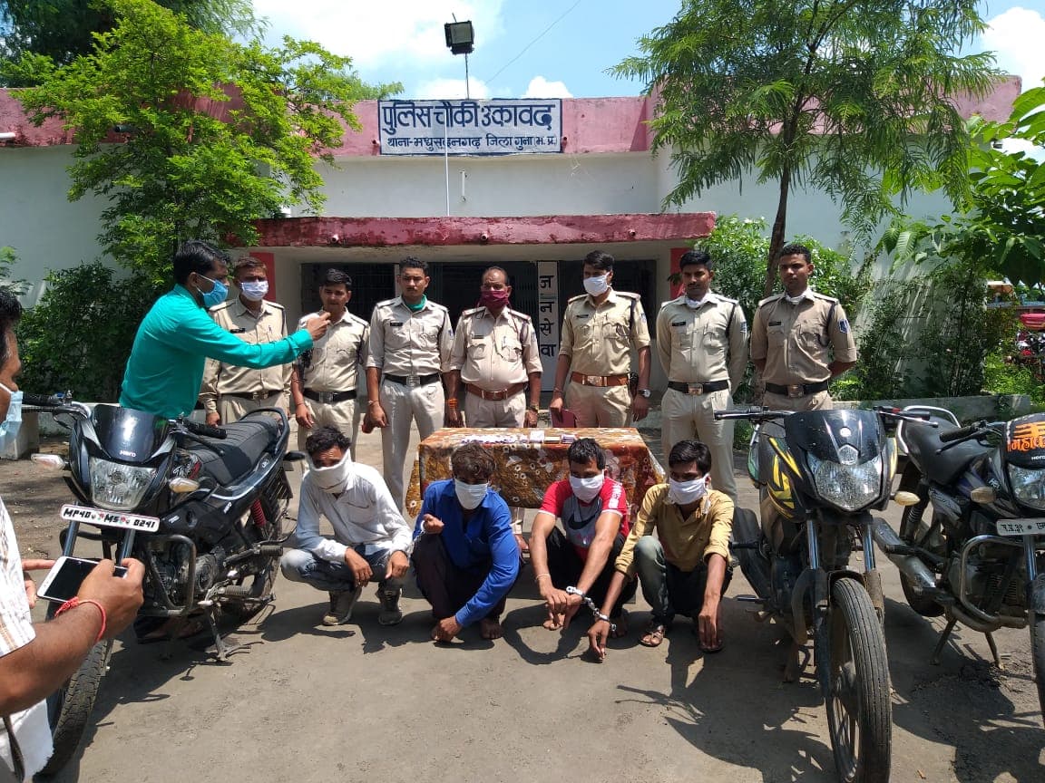 8 लाख की स्मैक, अंतरराज्यीय तस्कर सहित चार आरोपी पकड़े, तीन मोटरसाइकिलें जब्त