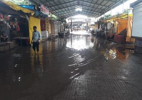 बारिश ने बदला मौसम का मिजाज, उमस से राहत, सड़कें लबालब