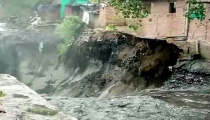VIDEO : राजधानी में बारिश का कहर, देखते ही देखते ऐसे बह गया मकान