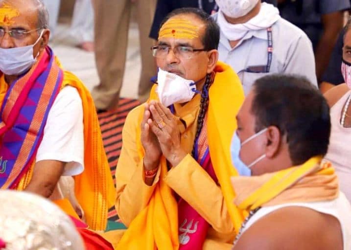 CM ने किये महाकाल के दर्शन, कोरोना कंट्रोल के लिए की उज्जैन प्रशासन की सराहना