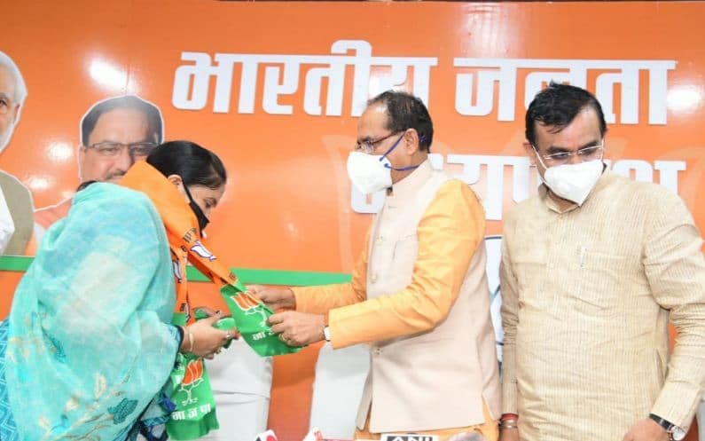 भाजपा में शामिल हुई सुमित्रा देवी, CM शिवराज की मौजूदगी में ली सदस्यता