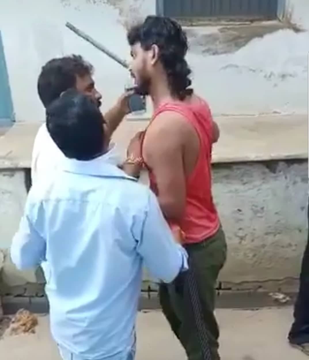 खुलेआम कट्टा लेकर लोगों को धमका रहा युवक, Video वायरल