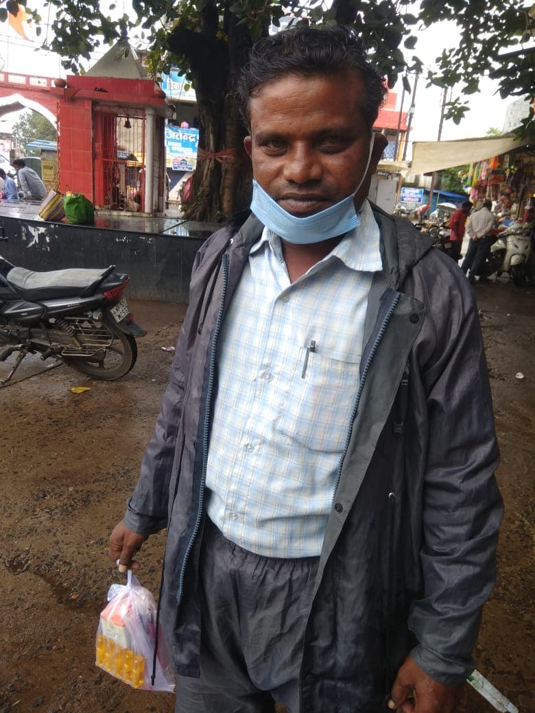 कोरोना मरीजों की सेवा में जुटे स्वास्थ्यकर्मी, दूसरों के लिए अपनी परवाह छोड़ी