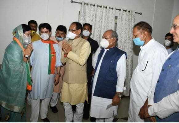 Gwalior: पूर्व महापौर की BJP में घर वापसी, शिवराज-सिंधिया-तोमर ने दिलाई सदस्यता