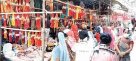 कंटेंमेंट क्षेत्र को छोड़कर खुले रहे बाजार, जमकर हुई खरीदारी, निर्देशों की उडी धज्जियाँ